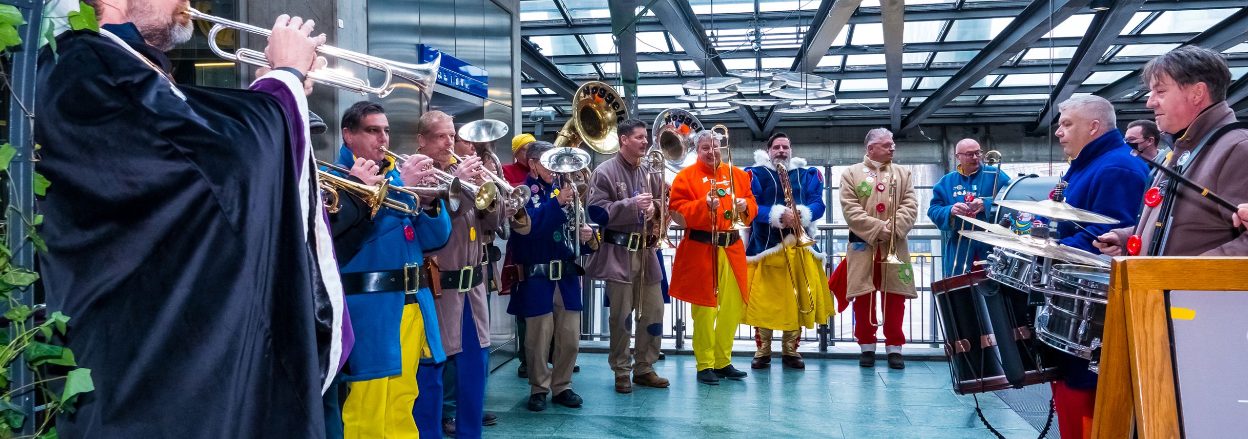 Fasnacht im Luzerner Bahnhof